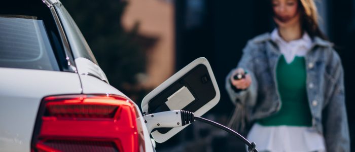 E-Auto wird mit Wallbox geladen