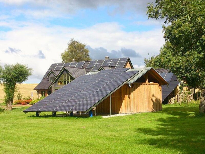 Einfamilienhaus mit Fullblack-Modulen auf rotem Ziegeldach – Rügen