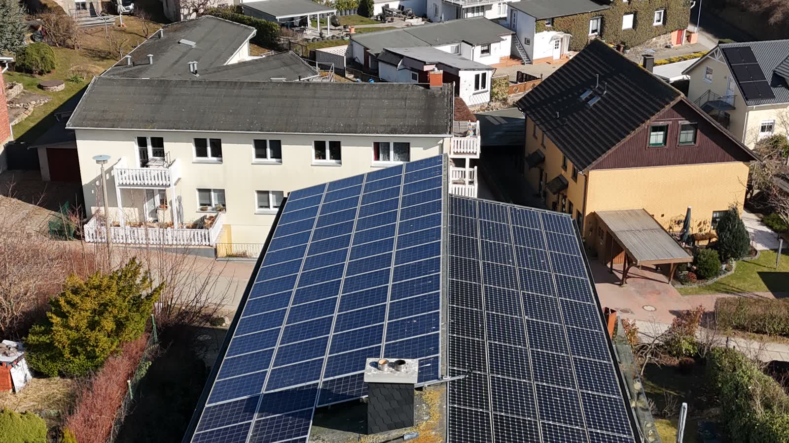 Große Dachfläche auf Rügen, vollständig mit Solarmodulen belegt, Luftaufnahme