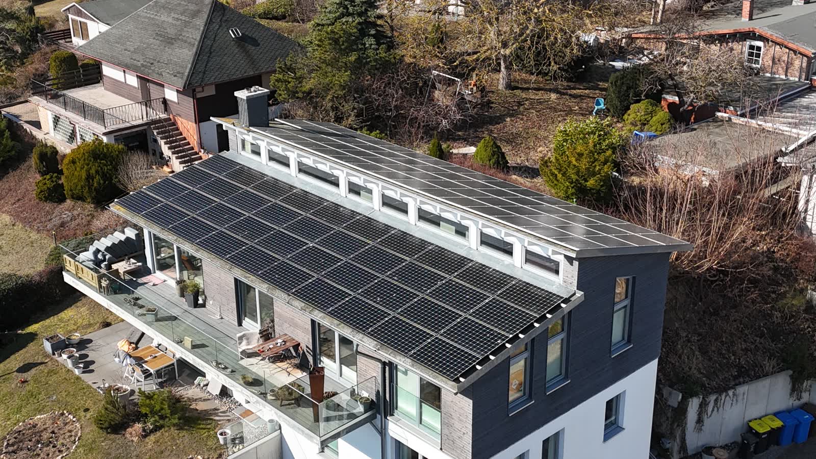 Wohngebäude auf Rügen, Pultdach über die gesamte Gebäudelänge mit Photovoltaik belegt