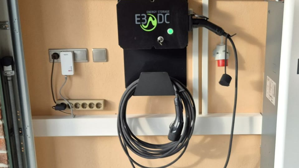 Montierte Wallbox mit Ladekabel an einer Garagenwand in Bergen auf Rügen