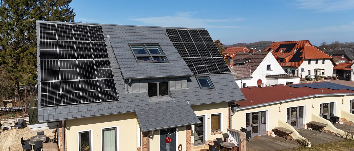 Modernisierte Photovoltaikanlage auf einem Wohnhausdach auf Rügen