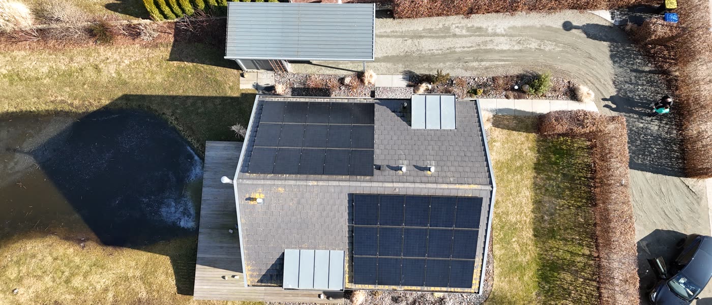 Photovoltaikanlage auf einem flach geneigten Dach auf Rügen, Luftaufnahme