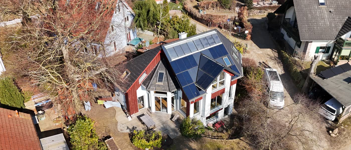 Photovoltaik auf einem Wohnhaus mit Hof auf Rügen, Luftaufnahme