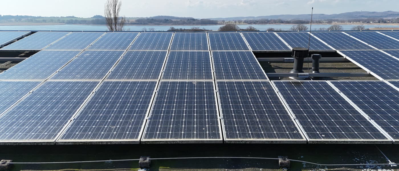 Bestandsanlage auf einem Flachdach auf Rügen, Modulfeld aus der Nähe