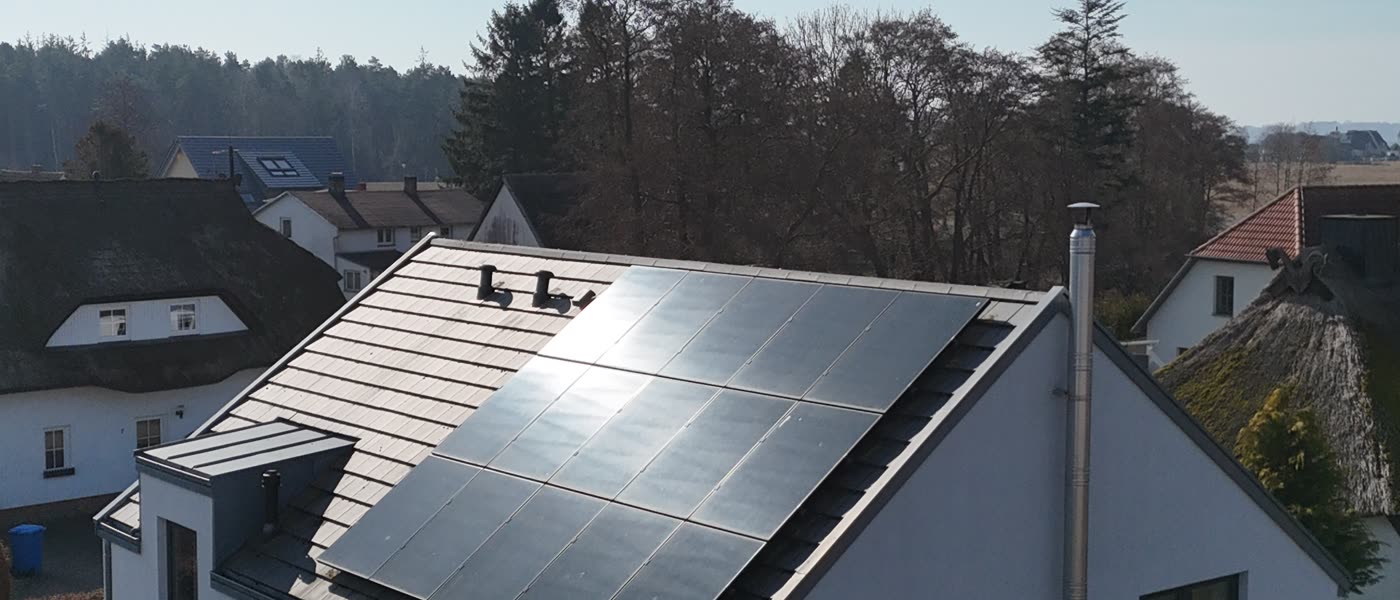 Bestandsanlage auf einem Satteldach auf Rügen, Luftaufnahme