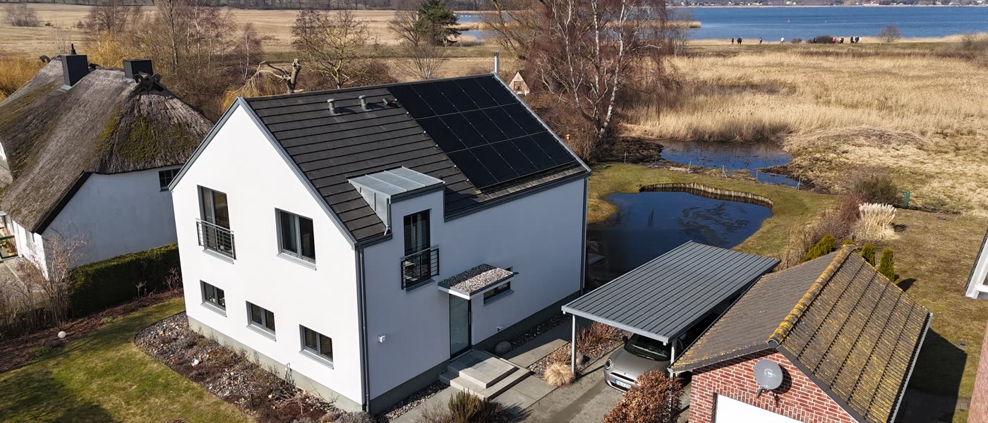Bestandsanlage auf einem Wohnhaus am Bodden auf Rügen, Luftaufnahme