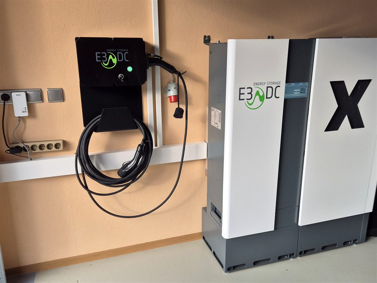Nachgerüsteter Stromspeicher mit Wallbox in einer Garage auf Rügen