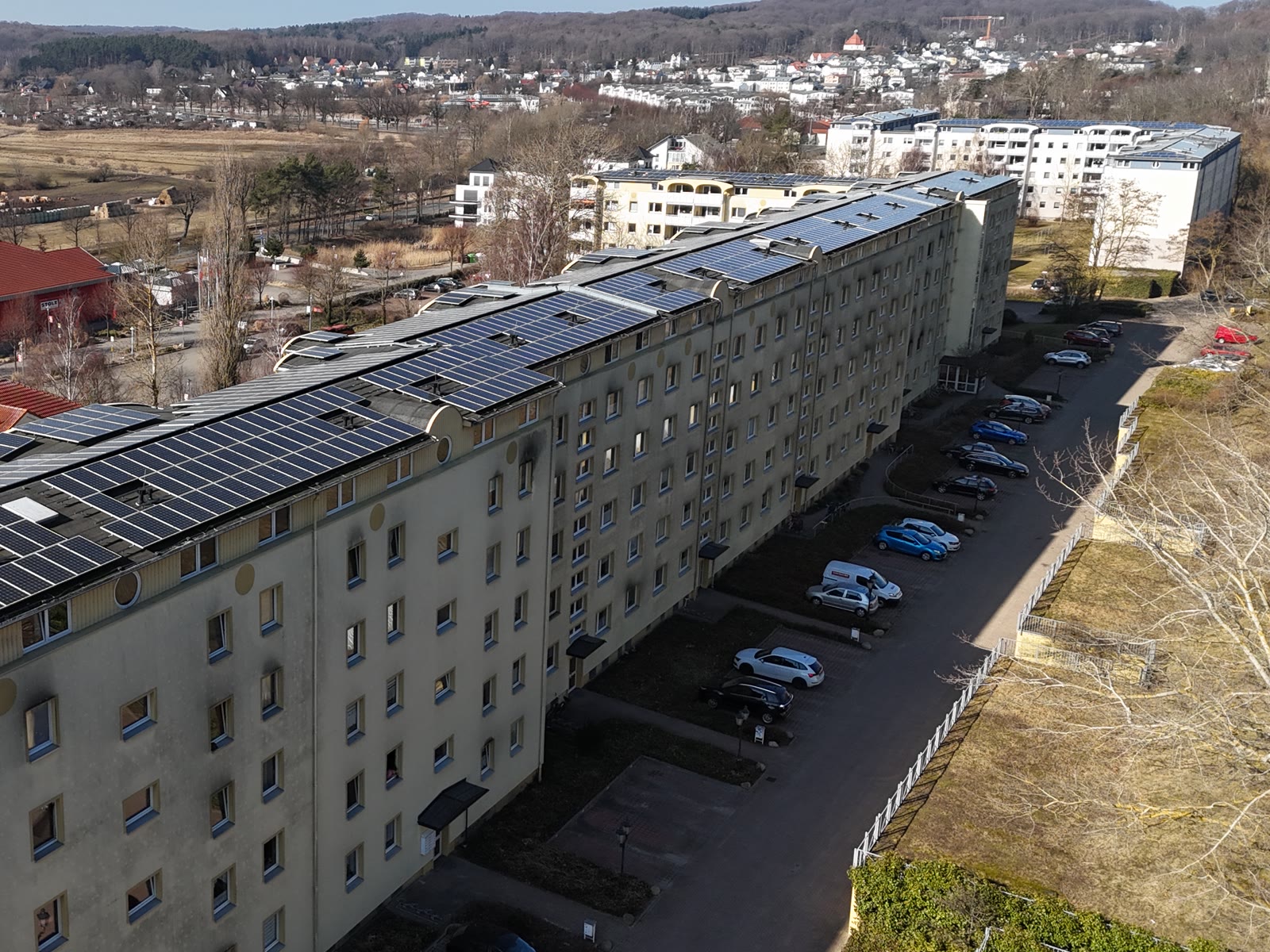 Vollflächig mit Photovoltaik belegtes Dach eines Mehrgeschossers auf Rügen, Luftaufnahme