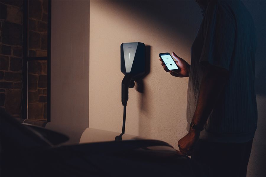 Wallbox an einer Hauswand, Steuerung per App