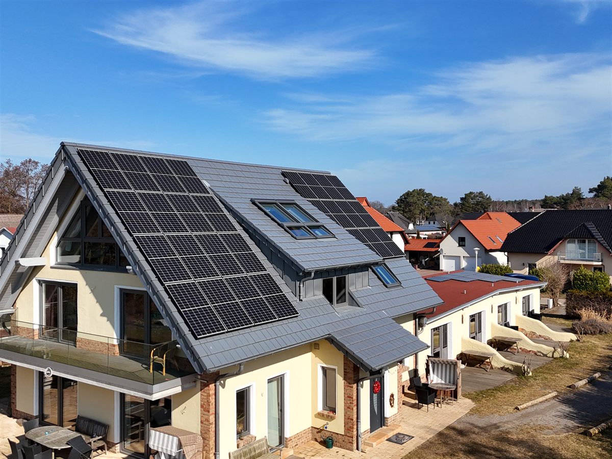 Ferienhaus-Anlage auf Rügen mit Photovoltaik auf den Dächern, Luftaufnahme