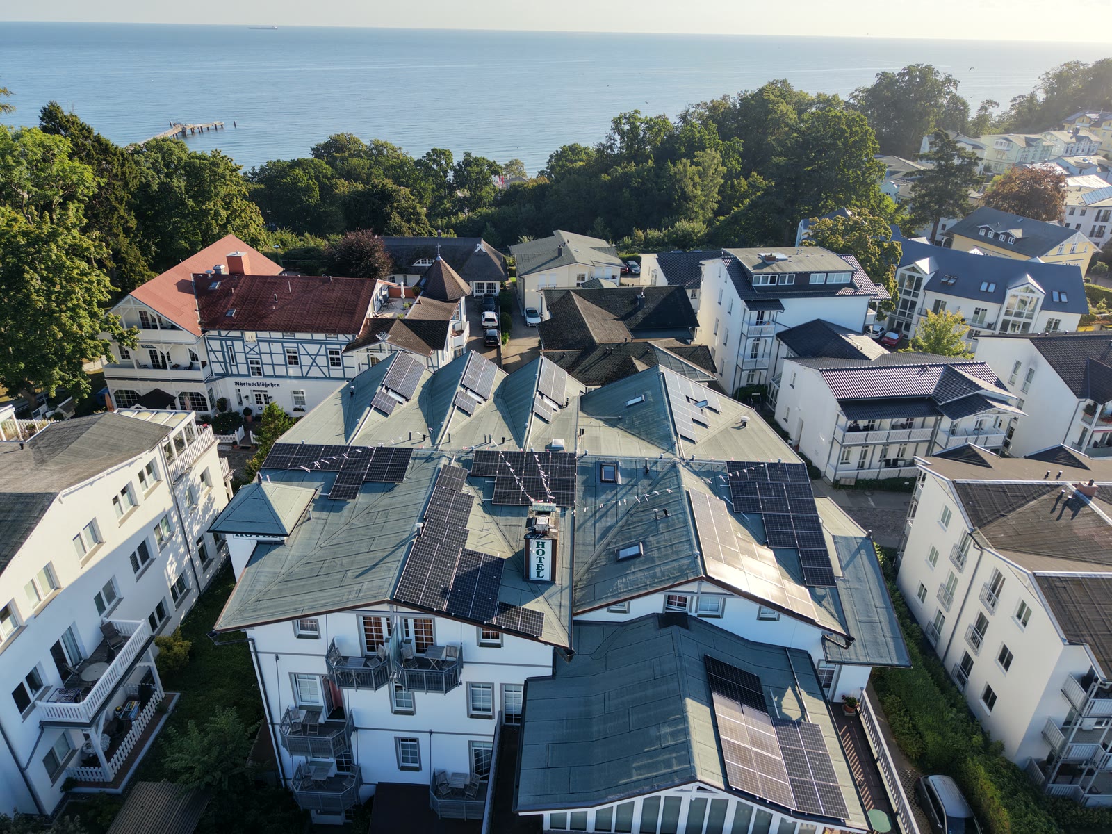 Hotel in Göhren mit Photovoltaik auf dem Dach, Ostsee im Hintergrund, Luftaufnahme