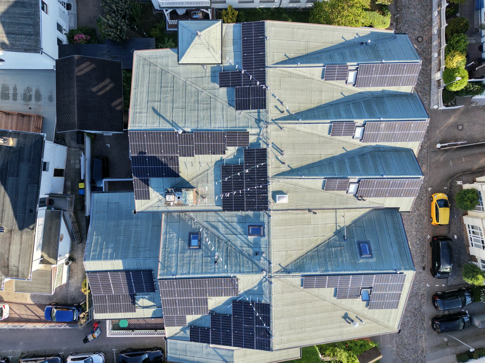 Senkrechte Draufsicht auf das Hoteldach in Göhren mit Photovoltaik-Modulfeldern