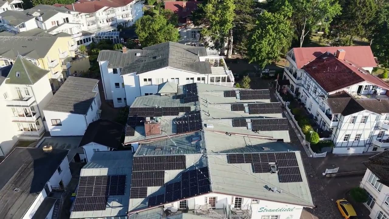 Luftaufnahme mehrerer Ferienhausdächer in Göhren mit Photovoltaikmodulen