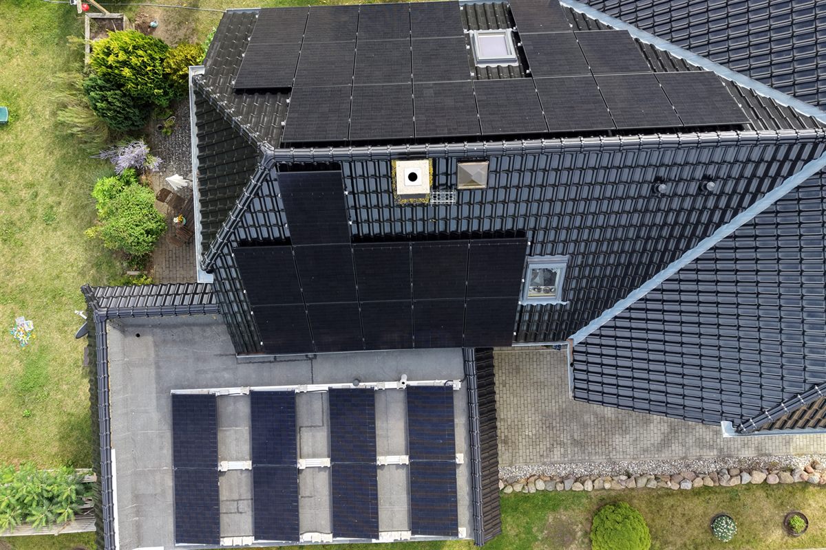 Photovoltaikanlage in Gustow auf Rügen, senkrechte Draufsicht auf Satteldach, Anbau und Garage