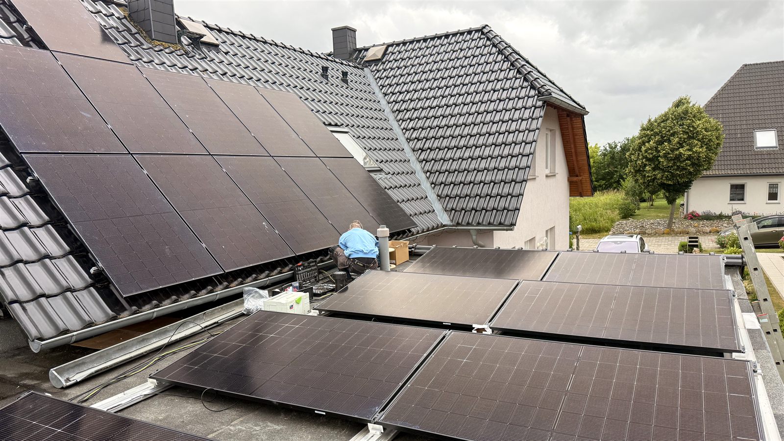 Montage der aufgeständerten Solarmodule auf dem Garagendach in Gustow