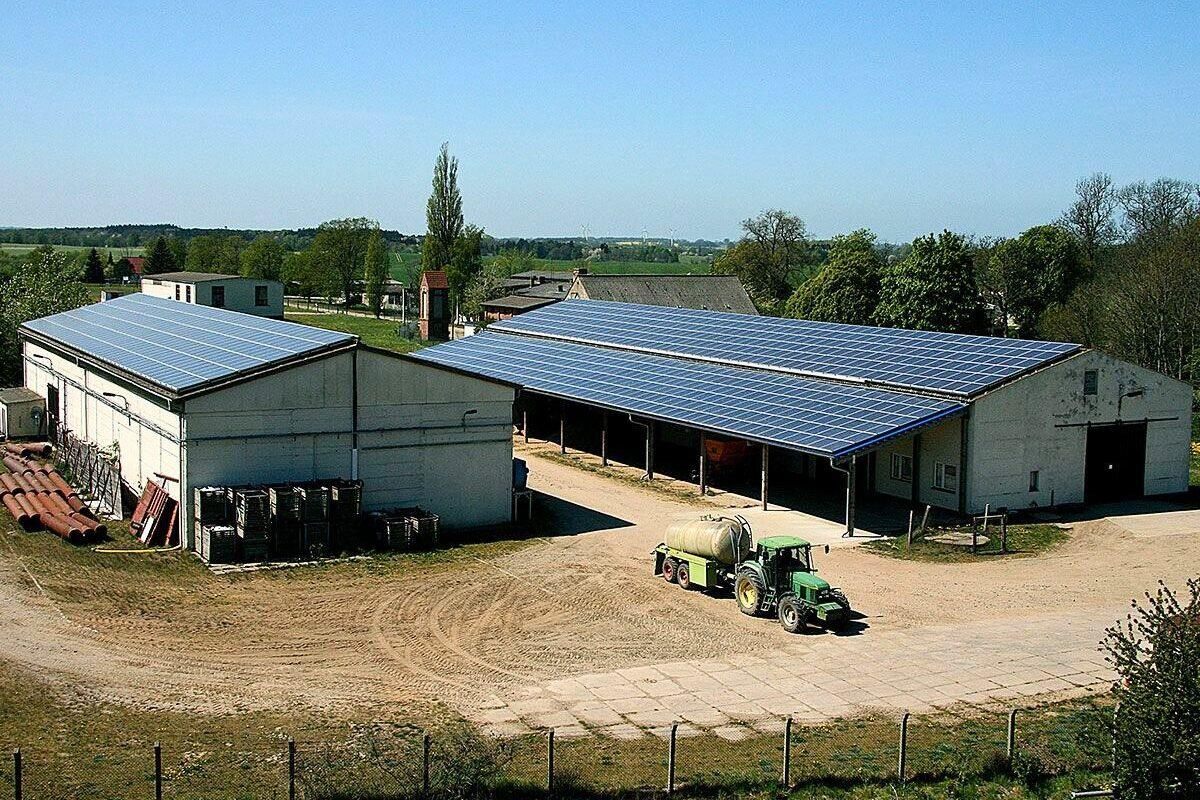 Bestehende PV-Anlage auf einem Hallendach auf Rügen