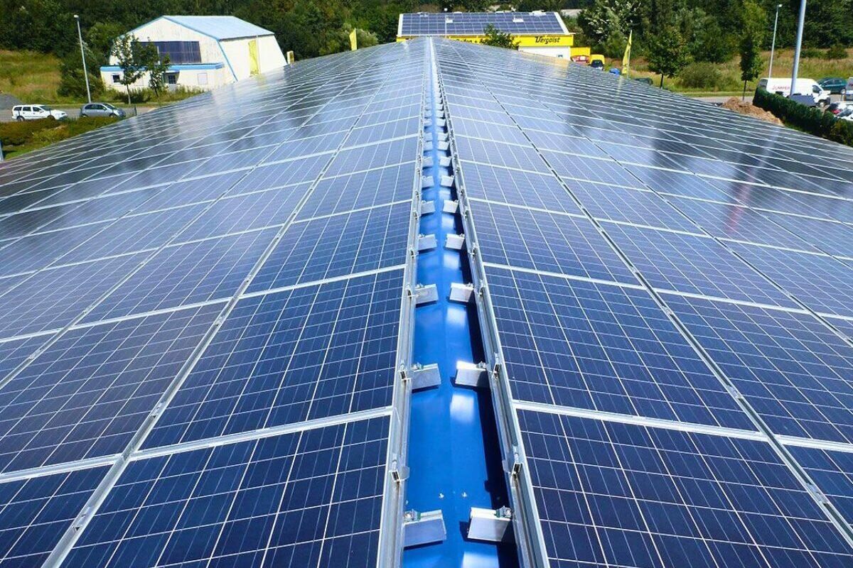 Photovoltaik auf einem Gewerbedach auf Rügen