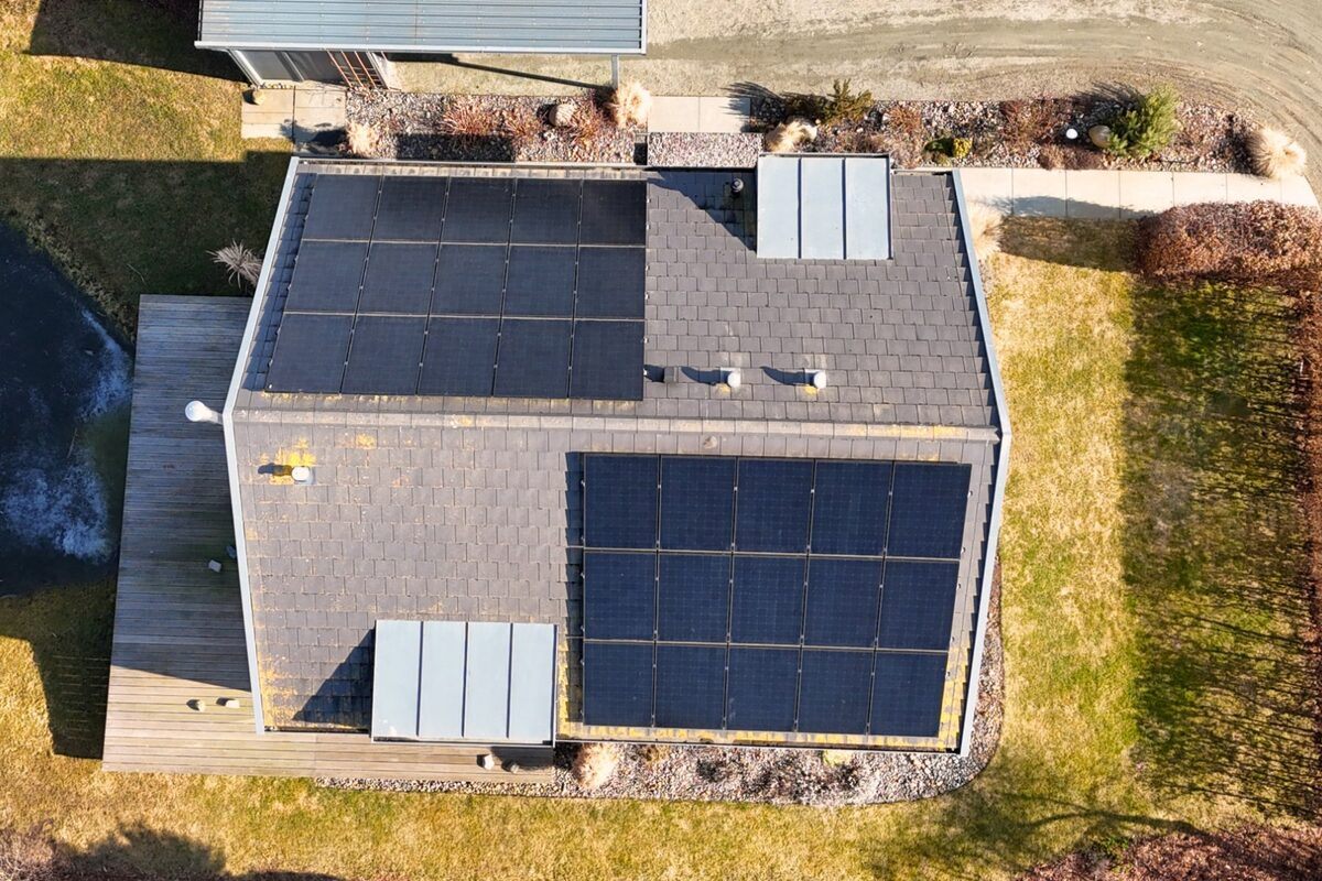 PV-Anlage auf einem Haus in Baabe auf Rügen, Luftaufnahme