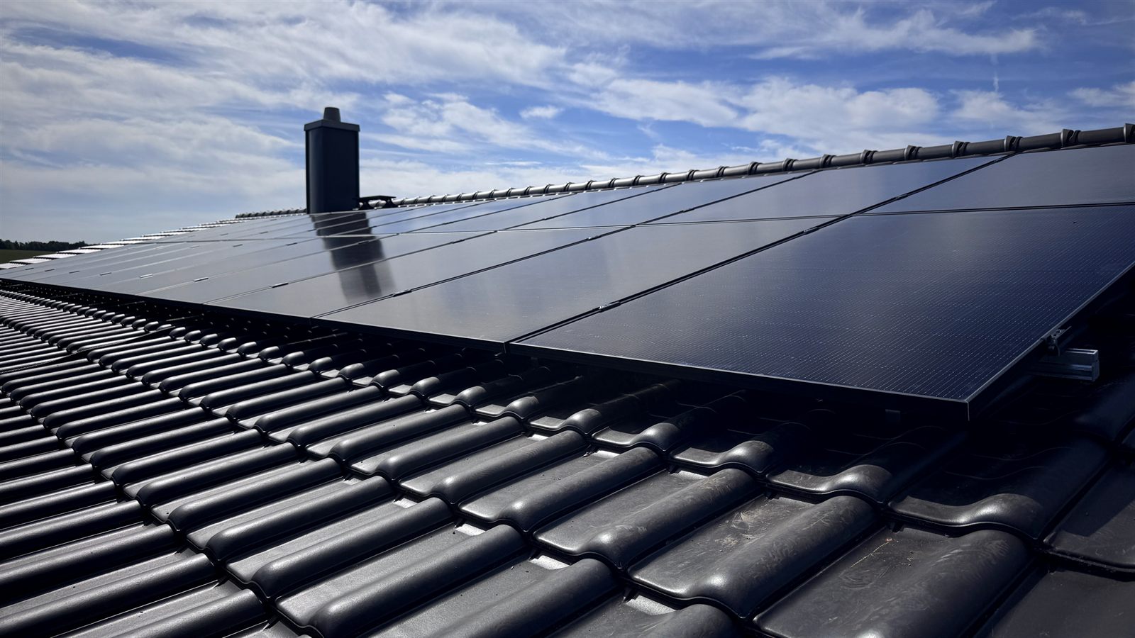 Fertige Photovoltaikanlage mit Fullblack-Modulen auf einem Ziegeldach in Klausdorf bei Stralsund