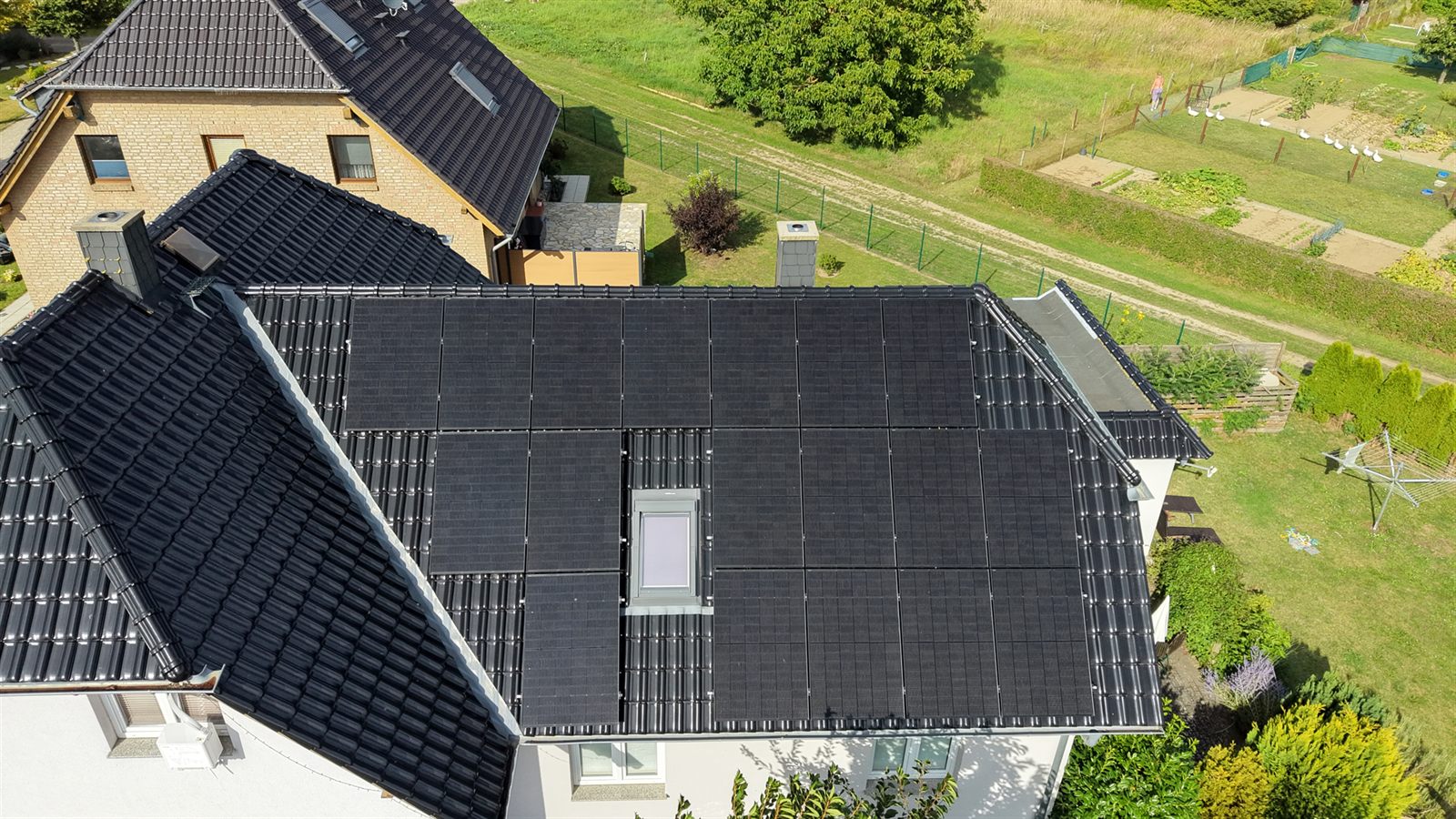 Vollflächig mit schwarzen Solarmodulen belegte Dachseite in Gustow auf Rügen