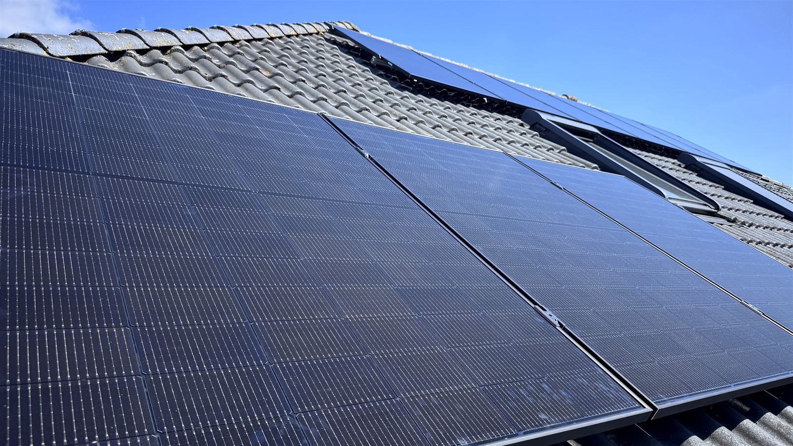 Fertig montierte Solarmodule auf einem Walmdach in Seedorf auf Rügen