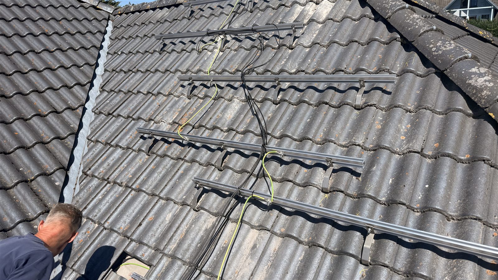 Unterkonstruktion und Verkabelung einer Photovoltaikanlage auf Rügen