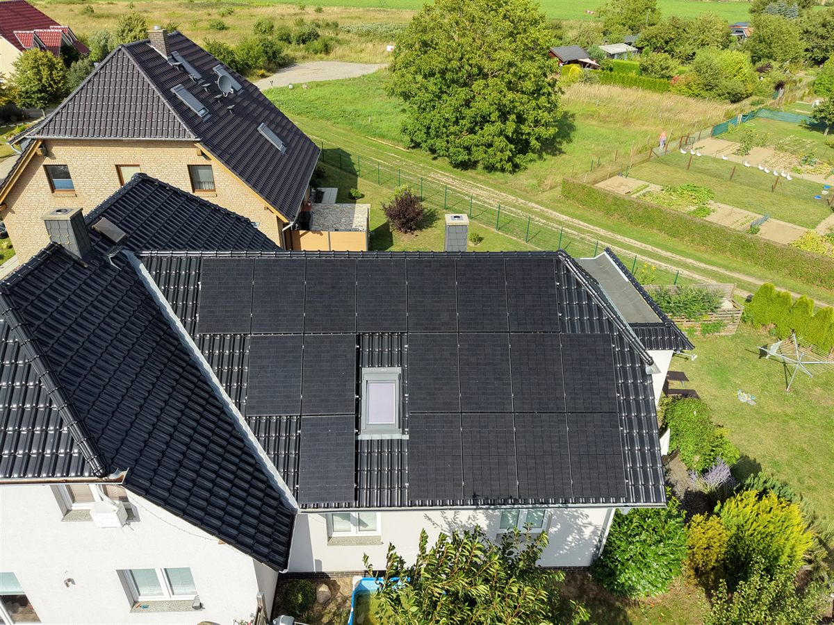 Vollflächig belegtes Dach mit schwarzen Solarmodulen auf Rügen
